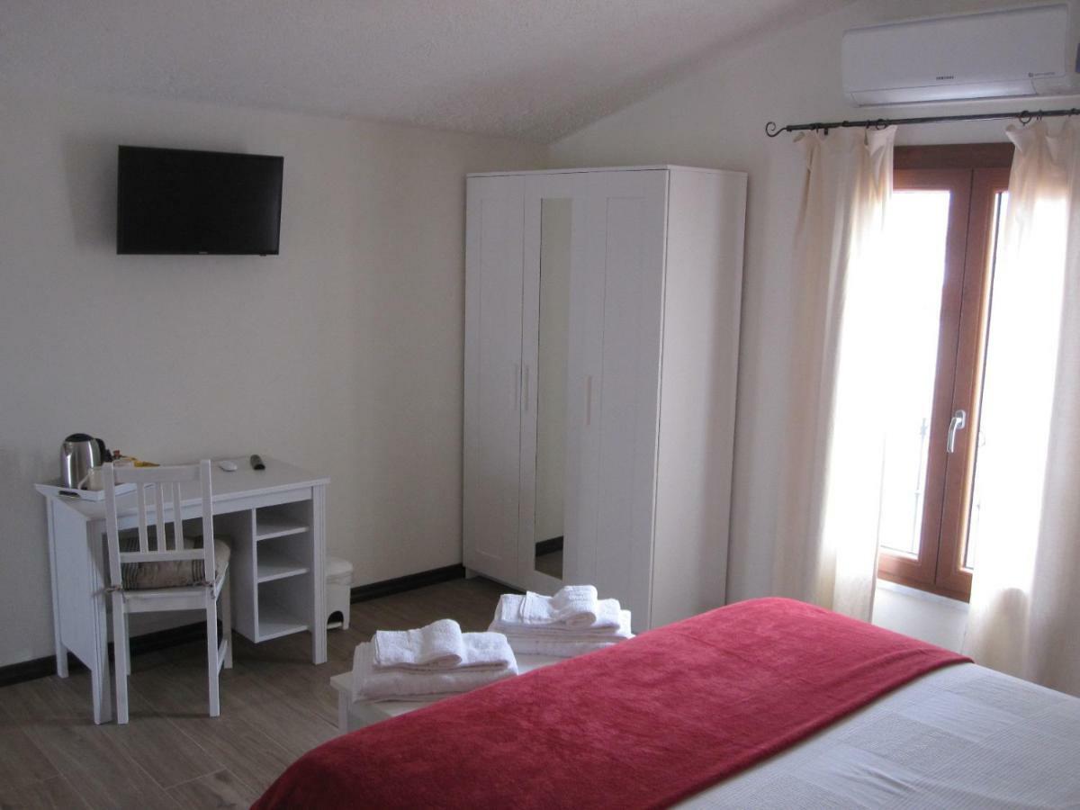 Bomarosa B&B Bosa Bagian luar foto